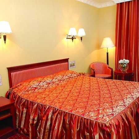Royal Medical Cezar Hotel Truskavets Bagian luar foto