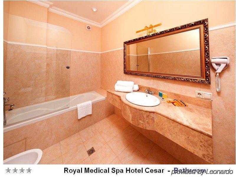 Royal Medical Cezar Hotel Truskavets Bagian luar foto