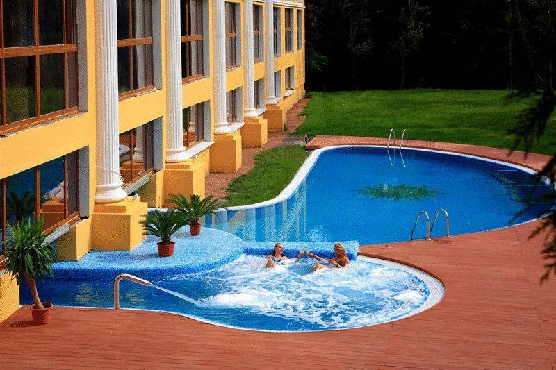 Royal Medical Cezar Hotel Truskavets Bagian luar foto
