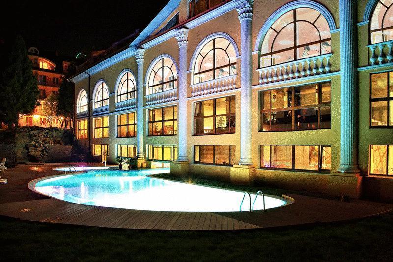 Royal Medical Cezar Hotel Truskavets Bagian luar foto