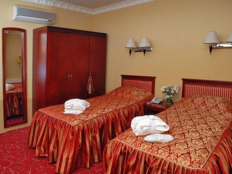 Royal Medical Cezar Hotel Truskavets Bagian luar foto
